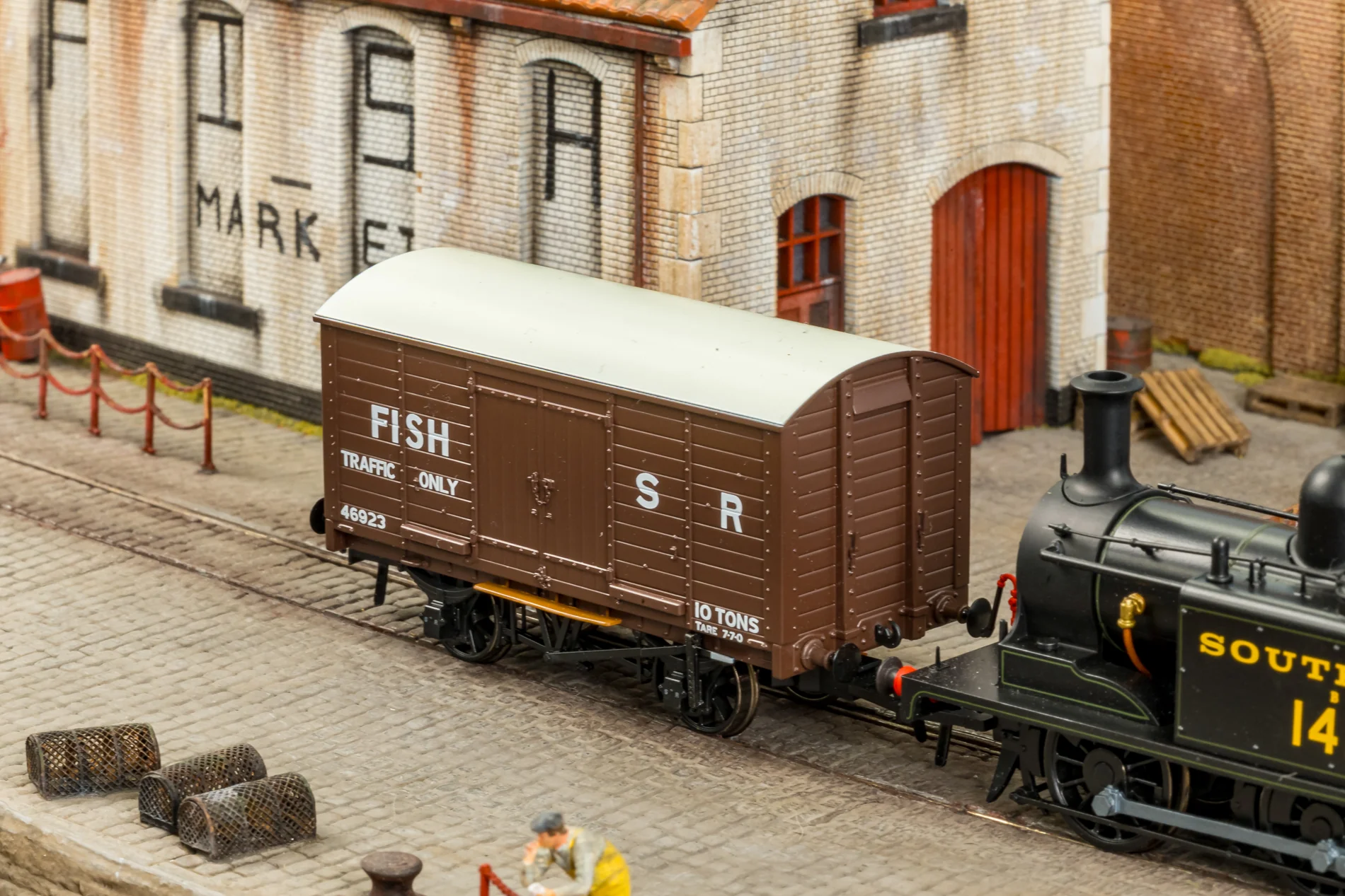 979009 LB&SCR Dia.8-Ton Goods Van SR (as preserved) No.46923 - Image 2
