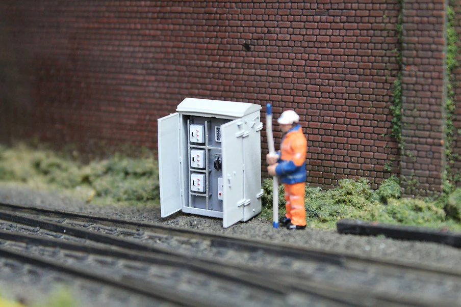 BSRLB4DOLG Relay Box 4 Door - OPEN - Light Grey