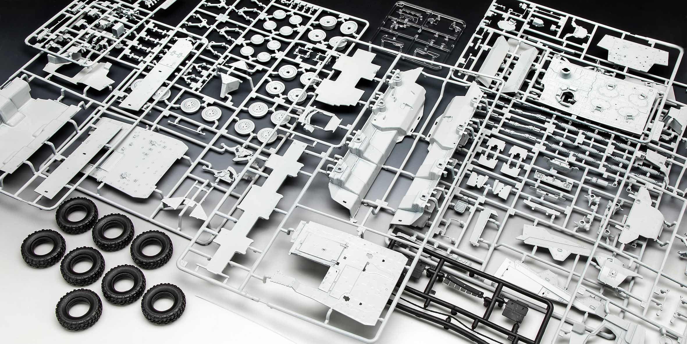 03343 German GTK Boxer GTFZ (1:35 Scale) Model Kit - Image 7