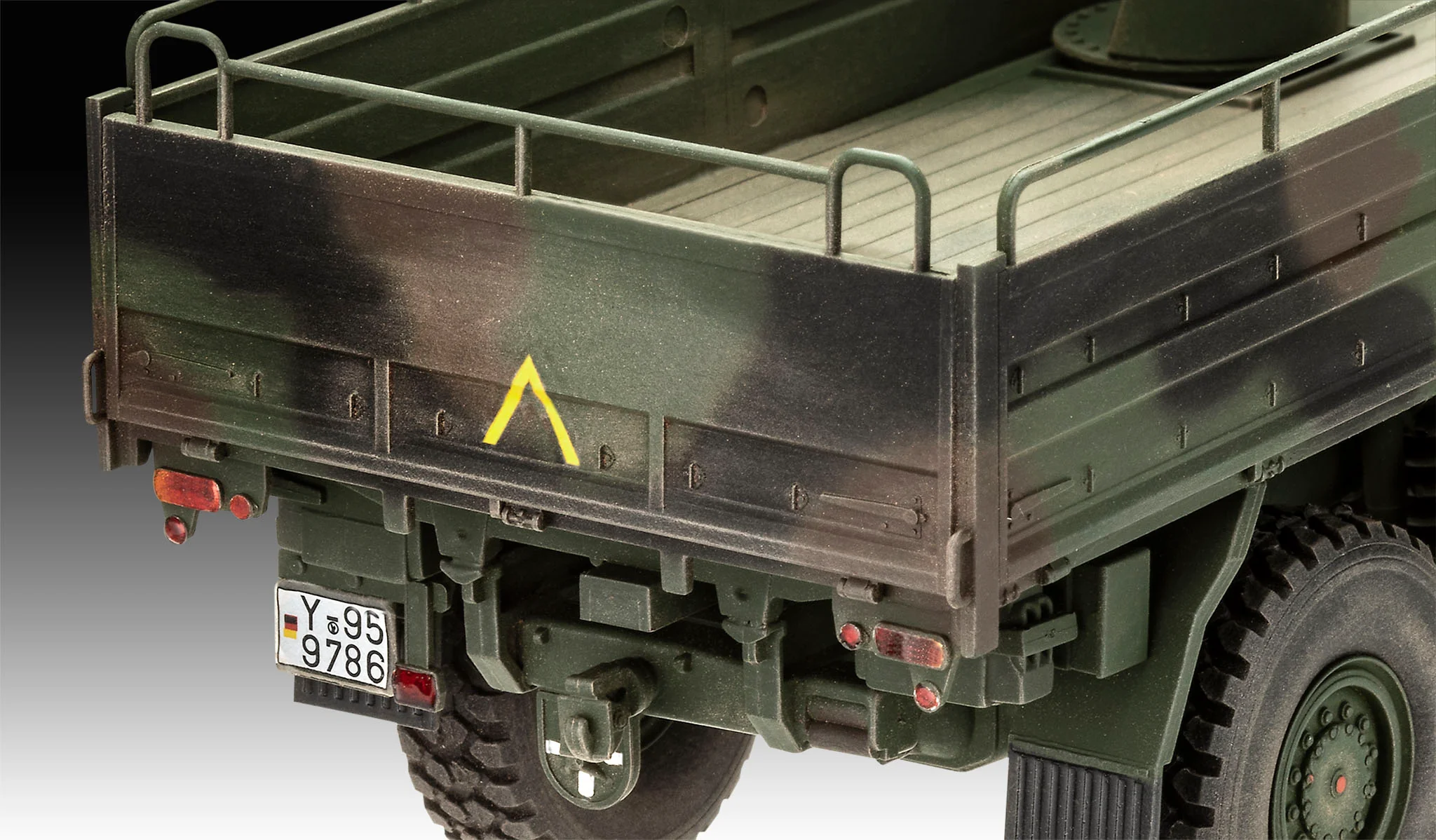 03367 MAN 10t milgl truck 8x8 Model Kit - Image 7
