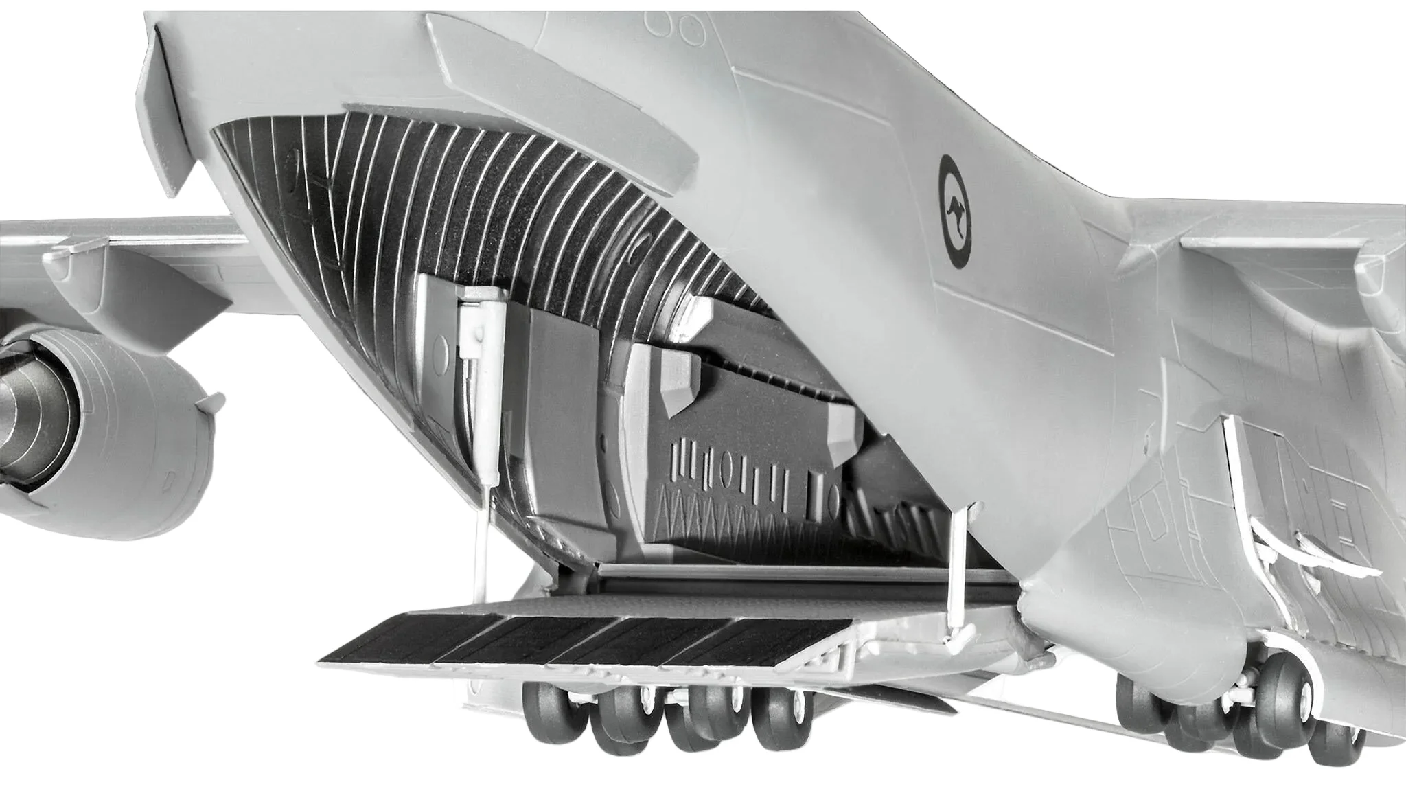 03747 British Boeing C-17A Globemaster III Model Kit - Image 6