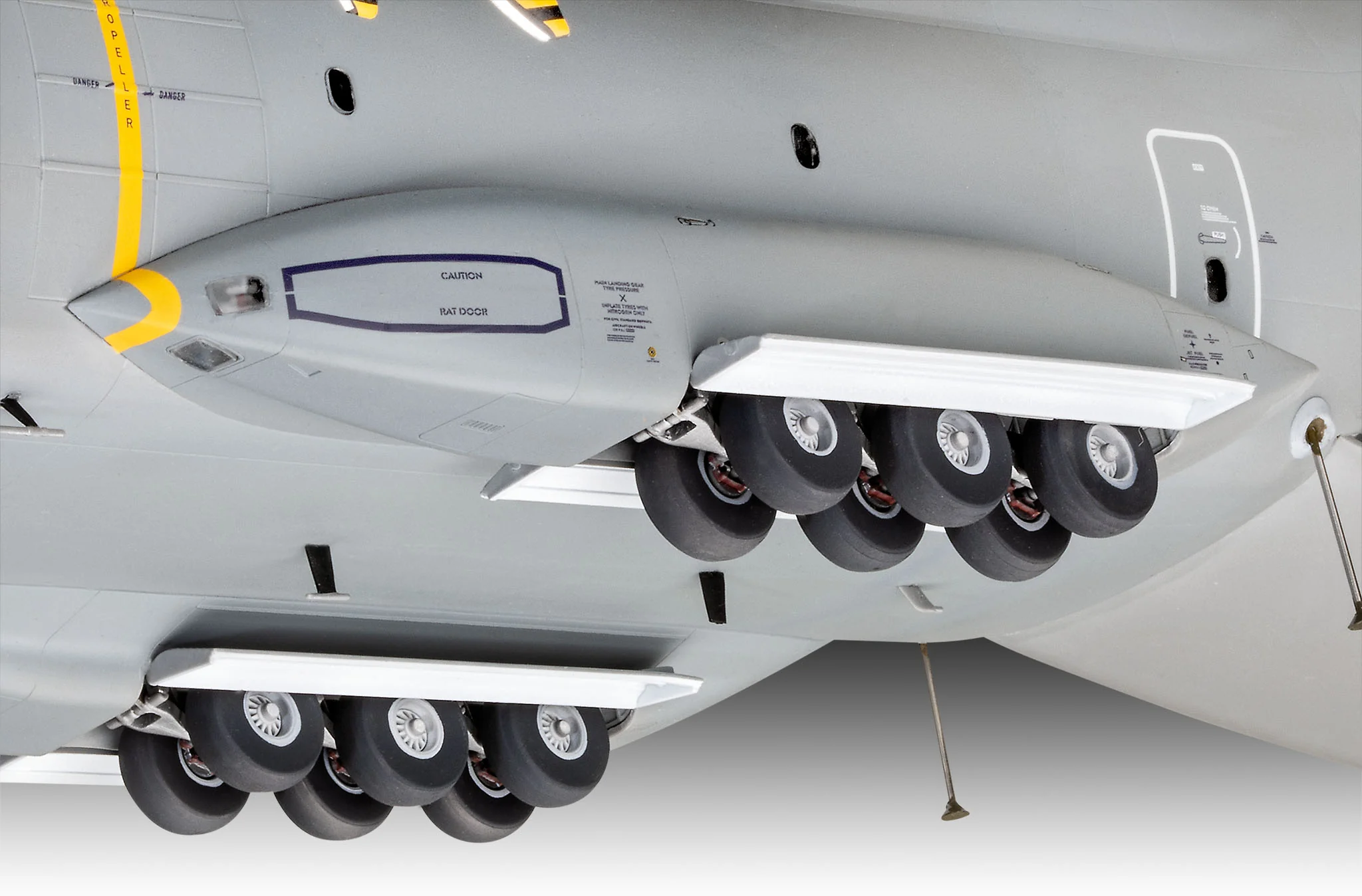 03822 British Airbus A400M Atlas RAF (1:72 Scale) Model Kit - Image 5