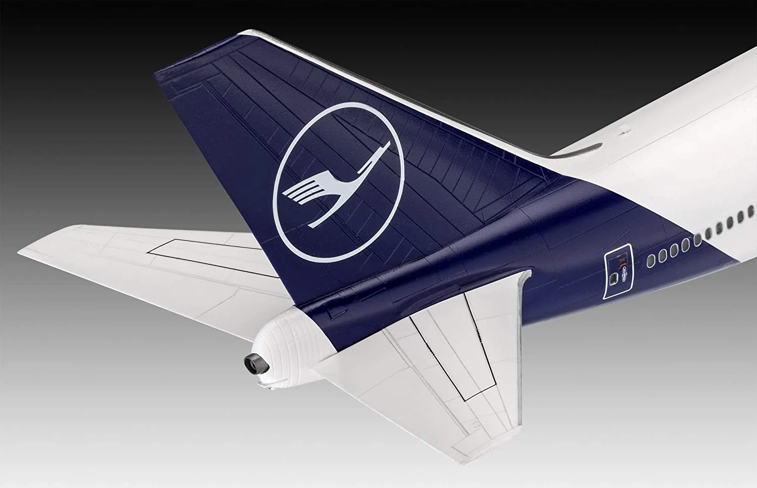 03891 Boeing 747-8 "Lufthansa" New Livery (1:144 Scale) Model Kit - Image 5