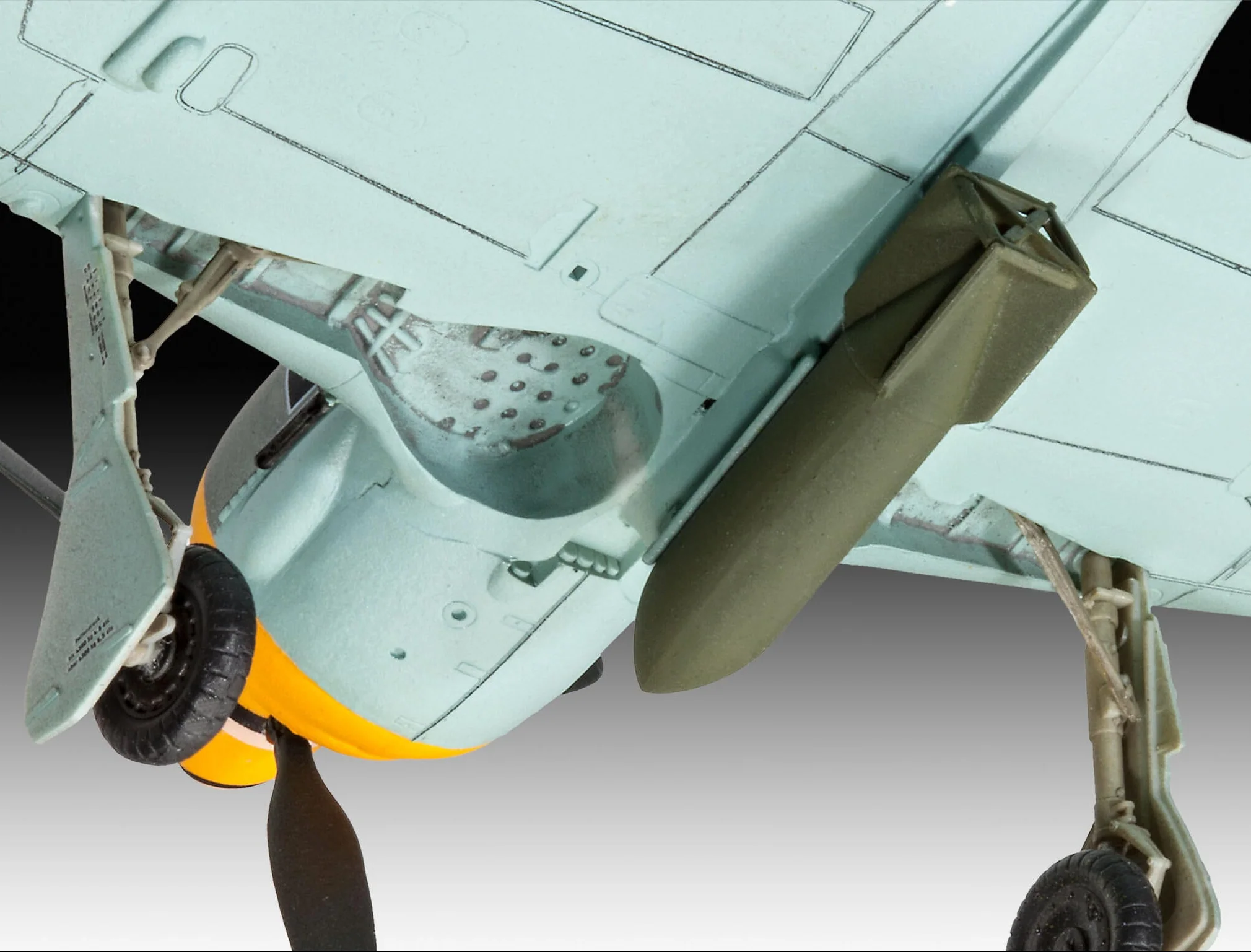 03898 Focke Wulf Fw190 F-8 Model Kit - Image 3