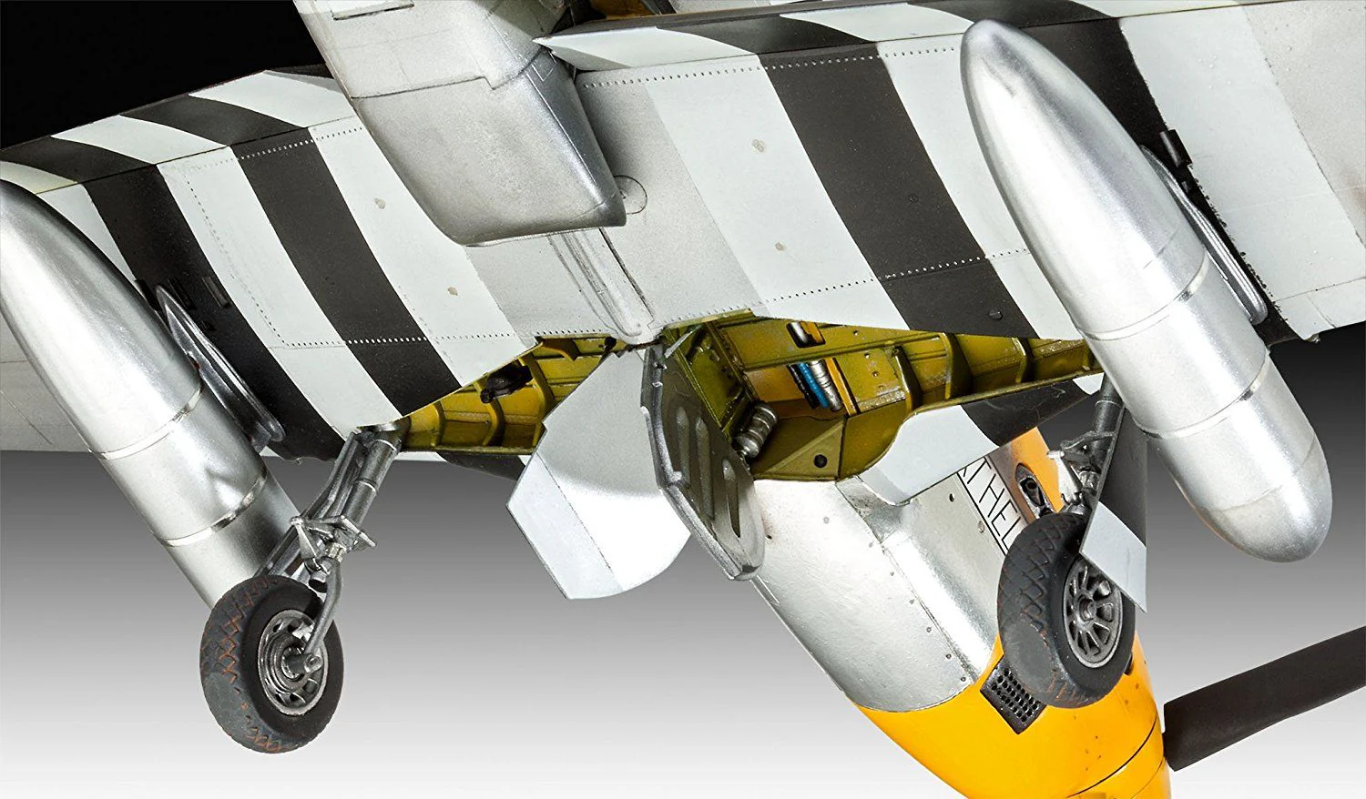 03944 P-51D-5NA Mustang (early version) (1:32 Scale) Model Kit - Image 5