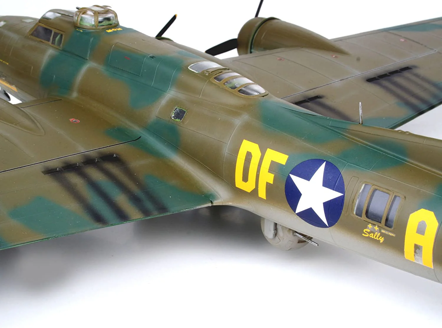04297 B-17F Memphis Belle (1:48 Scale) Model Kit - Image 5