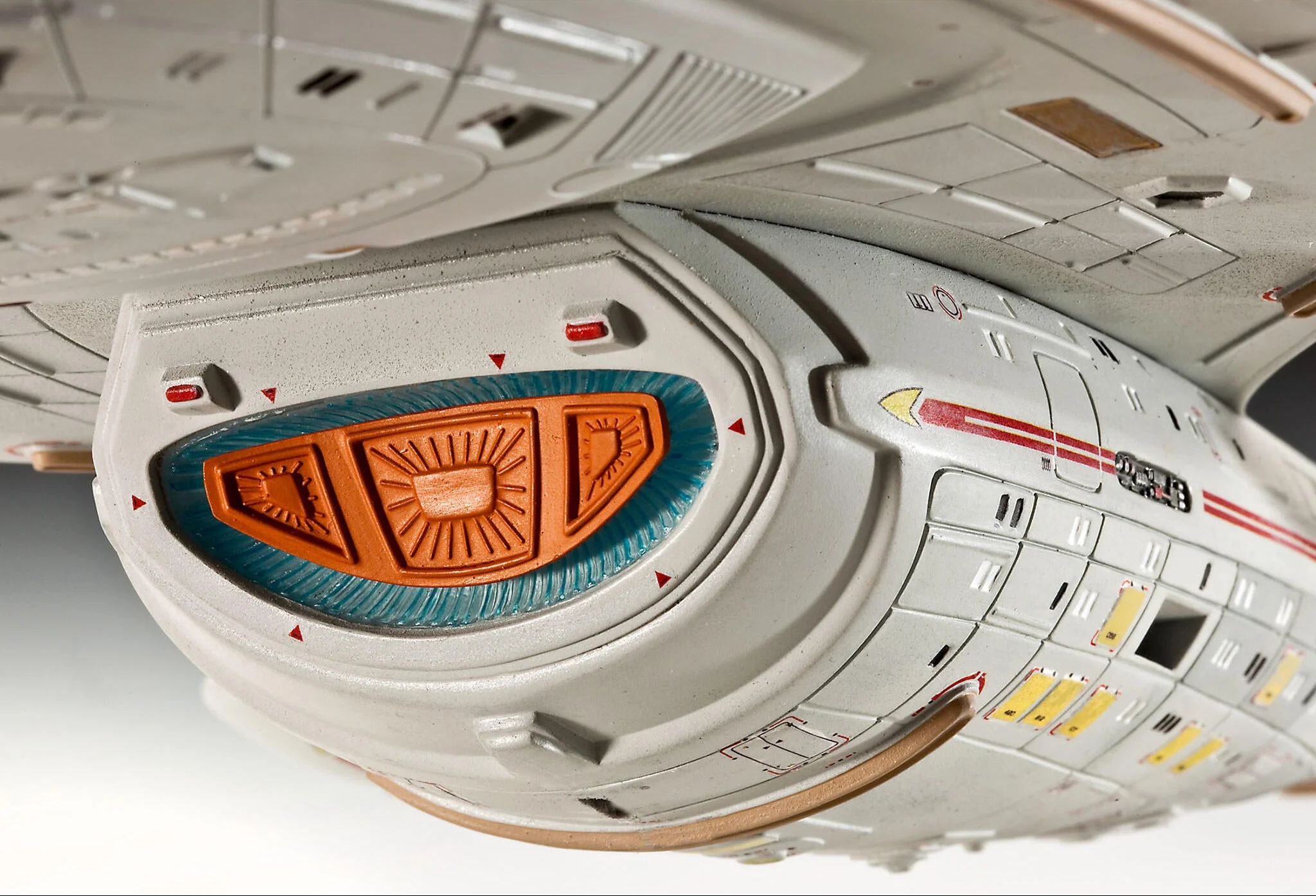04992 U.S.S. Voyager NCC-74656 (Star Trek: Voyager) Model Kit - Image 3