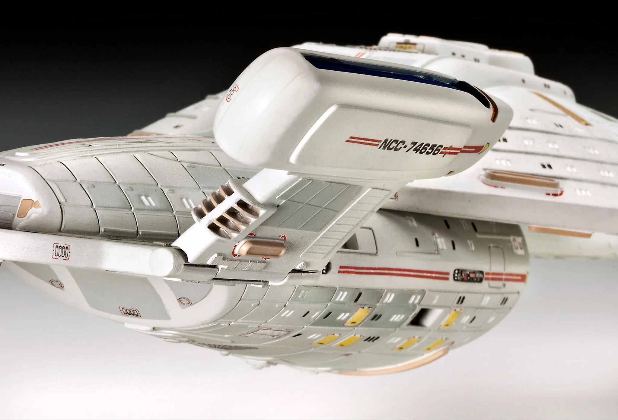 04992 U.S.S. Voyager NCC-74656 (Star Trek: Voyager) Model Kit - Image 4