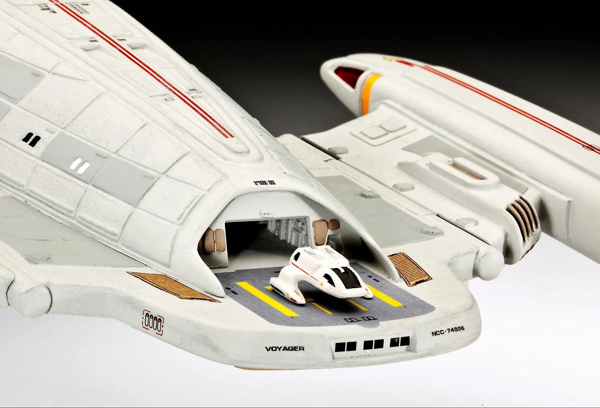 04992 U.S.S. Voyager NCC-74656 (Star Trek: Voyager) Model Kit - Image 6