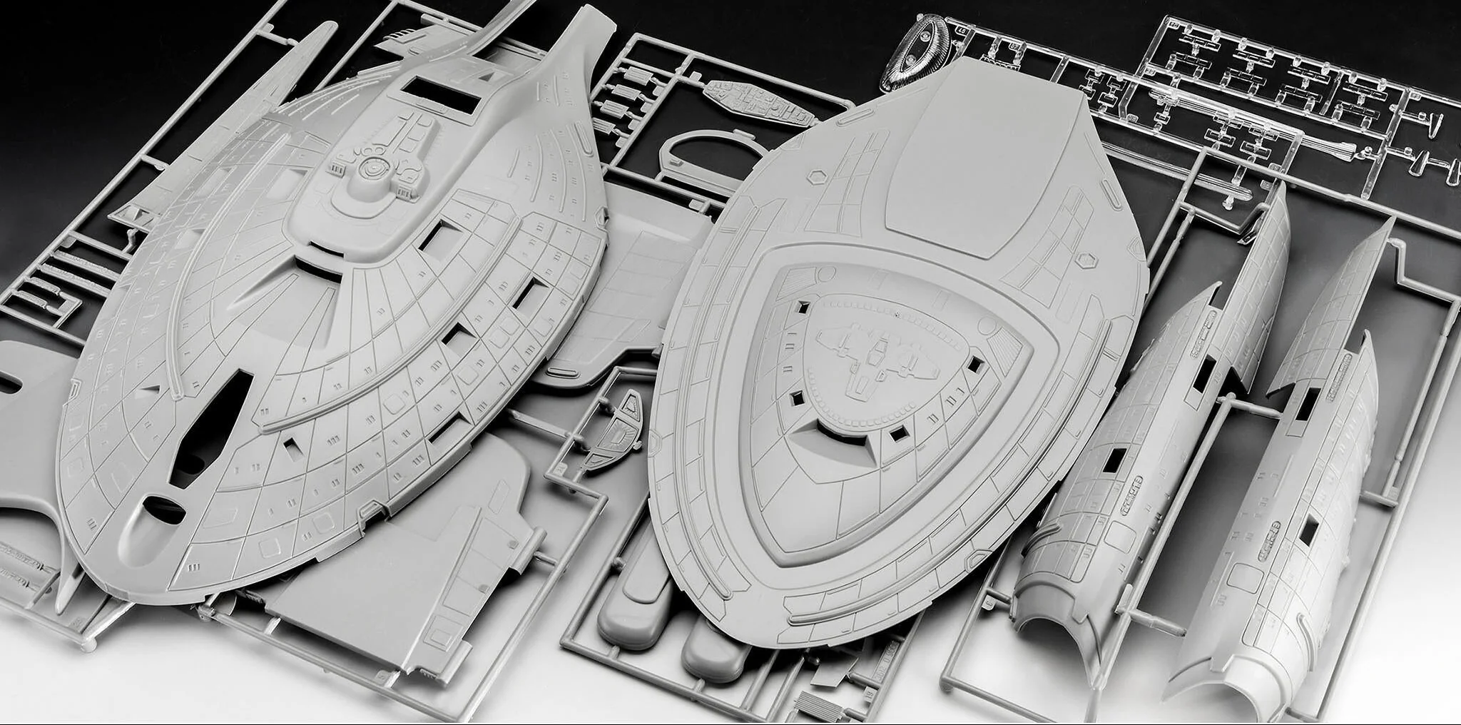 04992 U.S.S. Voyager NCC-74656 (Star Trek: Voyager) Model Kit - Image 7