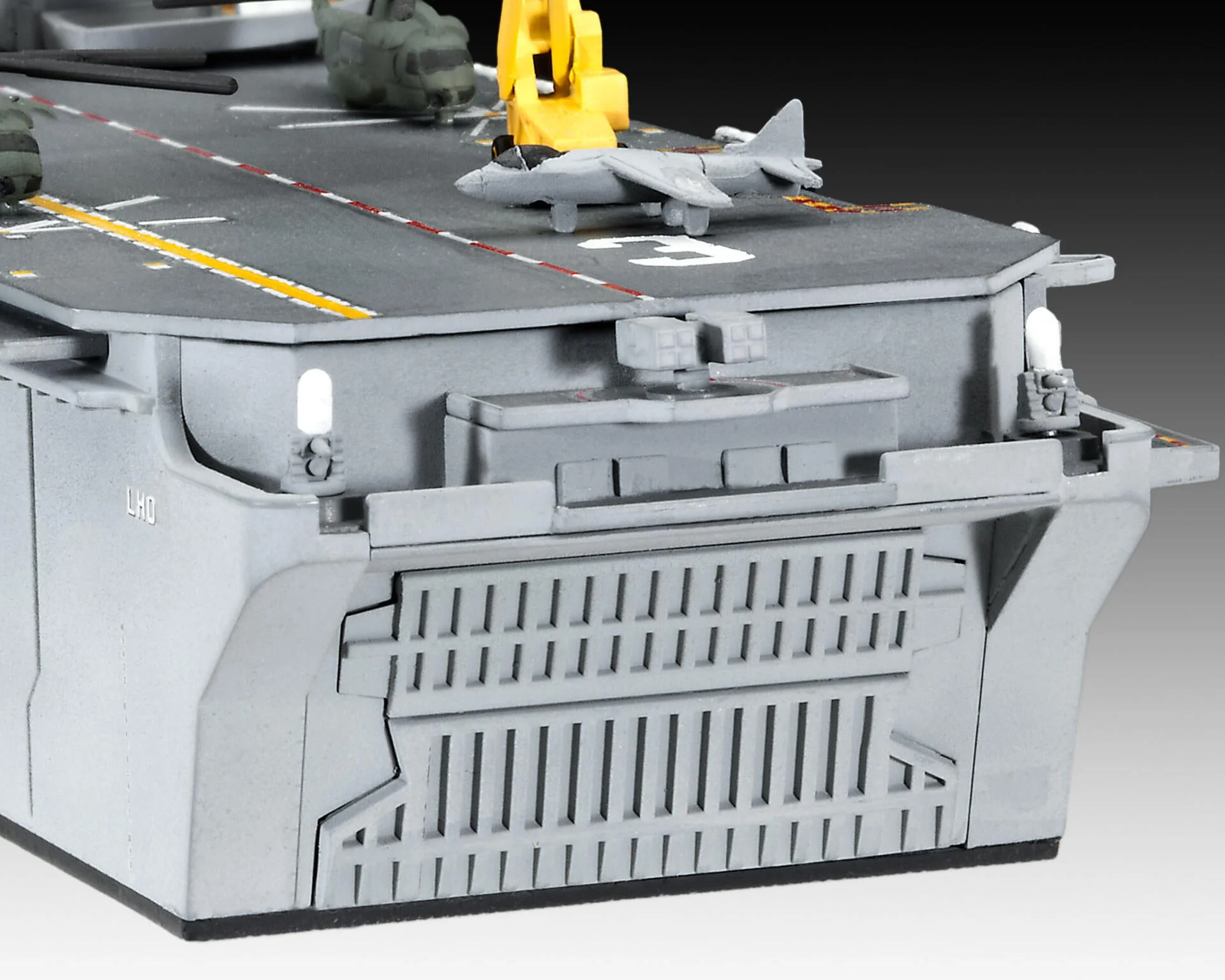 05178 US Navy Assault Carrier WASP Class Model Kit - Image 3