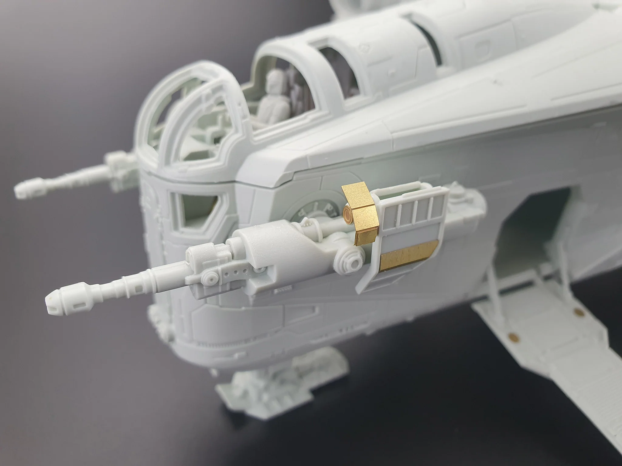 06788 Star Wars The Mandalorian Razor Crest Platinum Edition (1:72) Model Kit - Image 3