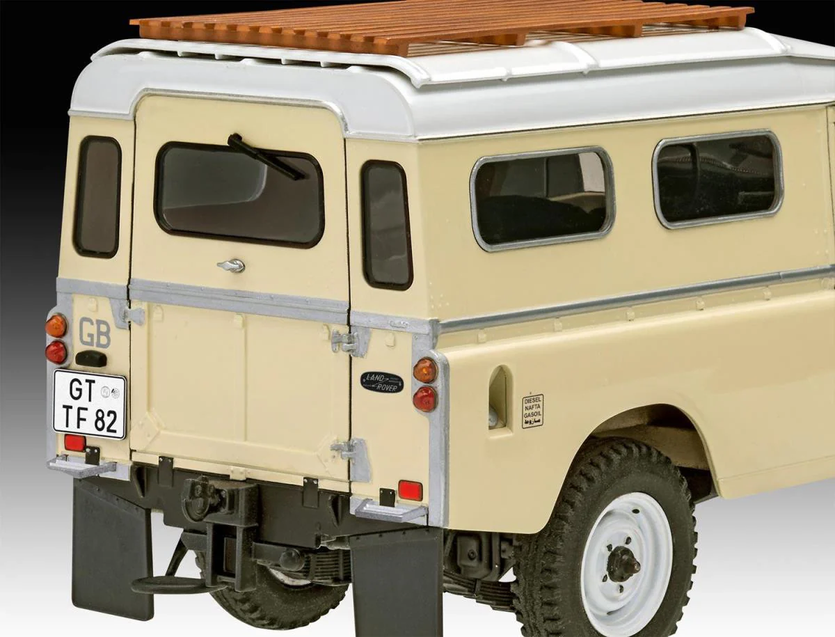 07056 Land Rover Series III LWB Commercial (1:24 Scale) Kit - Image 6