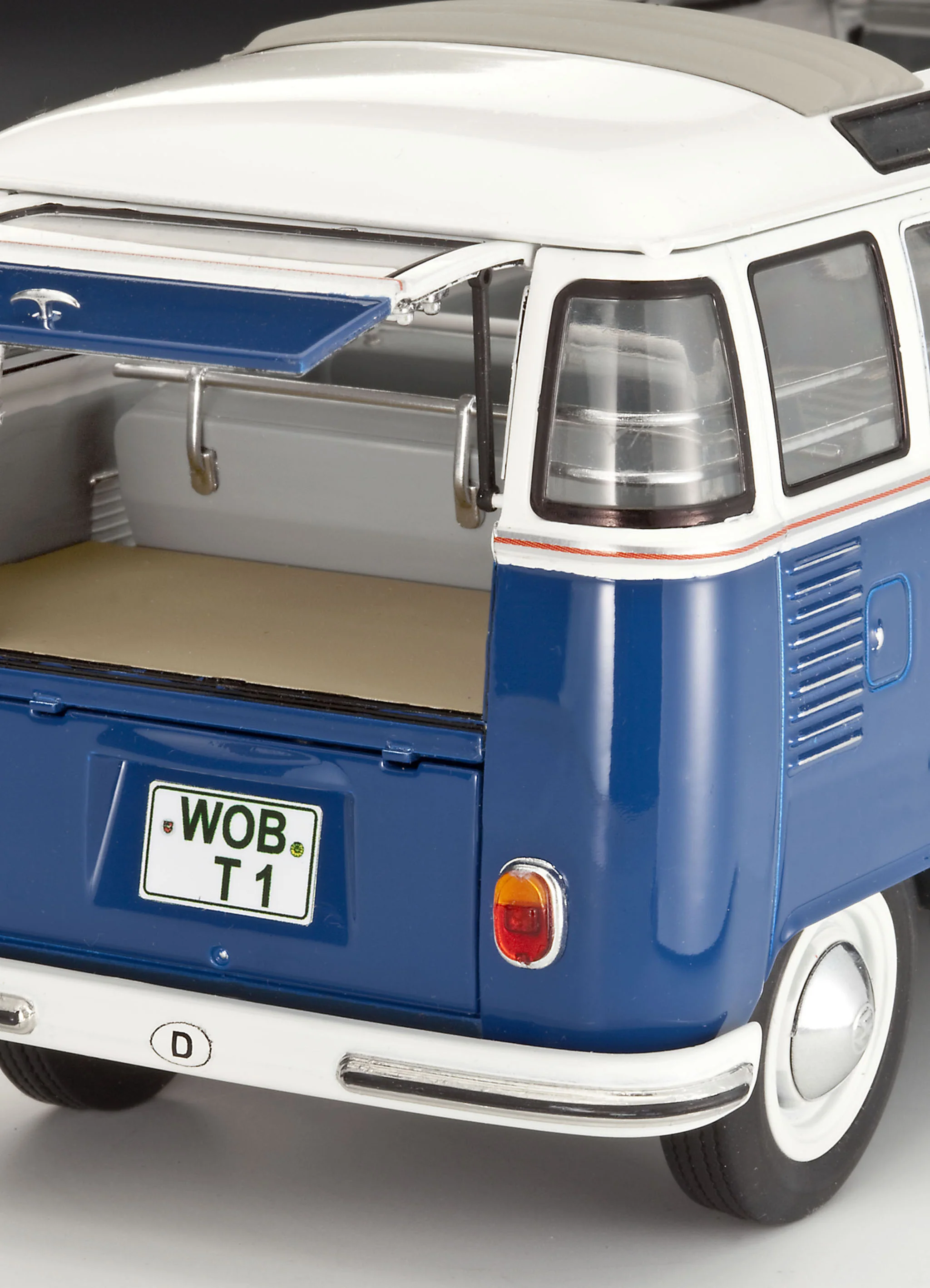07399 Volkswagen T1 "Samba Bus" (1:24 Scale) Model Kit - Image 4