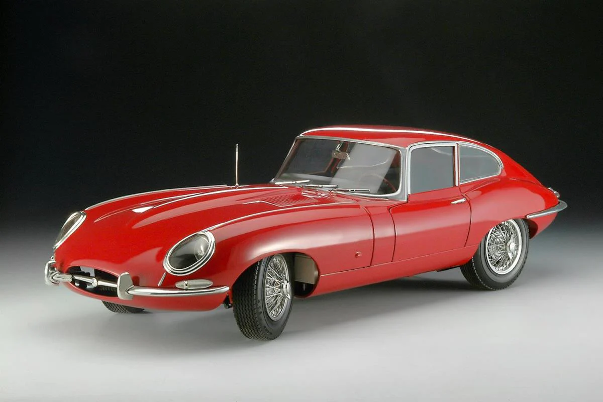 07717 Jaguar E-Type (1:8 Scale) Model Kit - Image 2