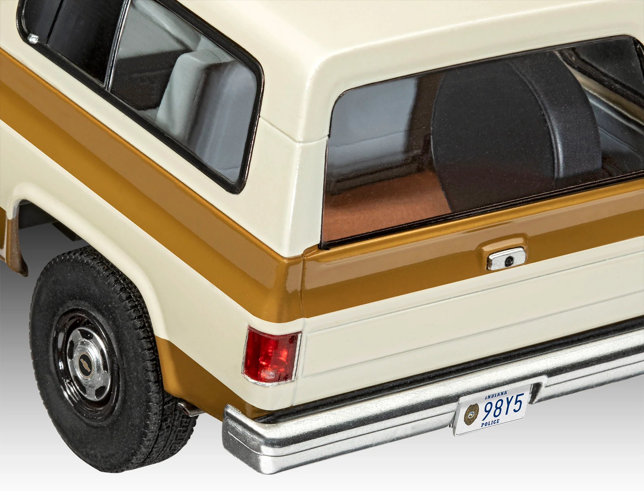 07724 1985 Chevrolet K5 Blazer: Stranger Things Model Kit - Image 4