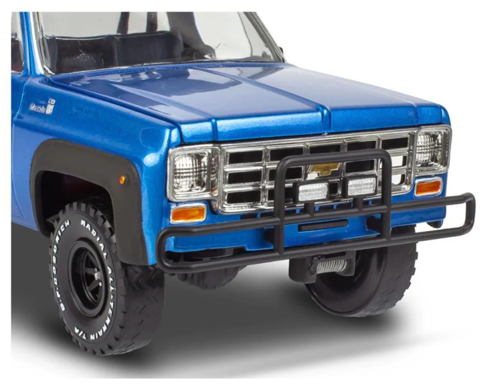 14581 78 Chevy 4x4 Pickup with Go-kart Model Kit - Image 4