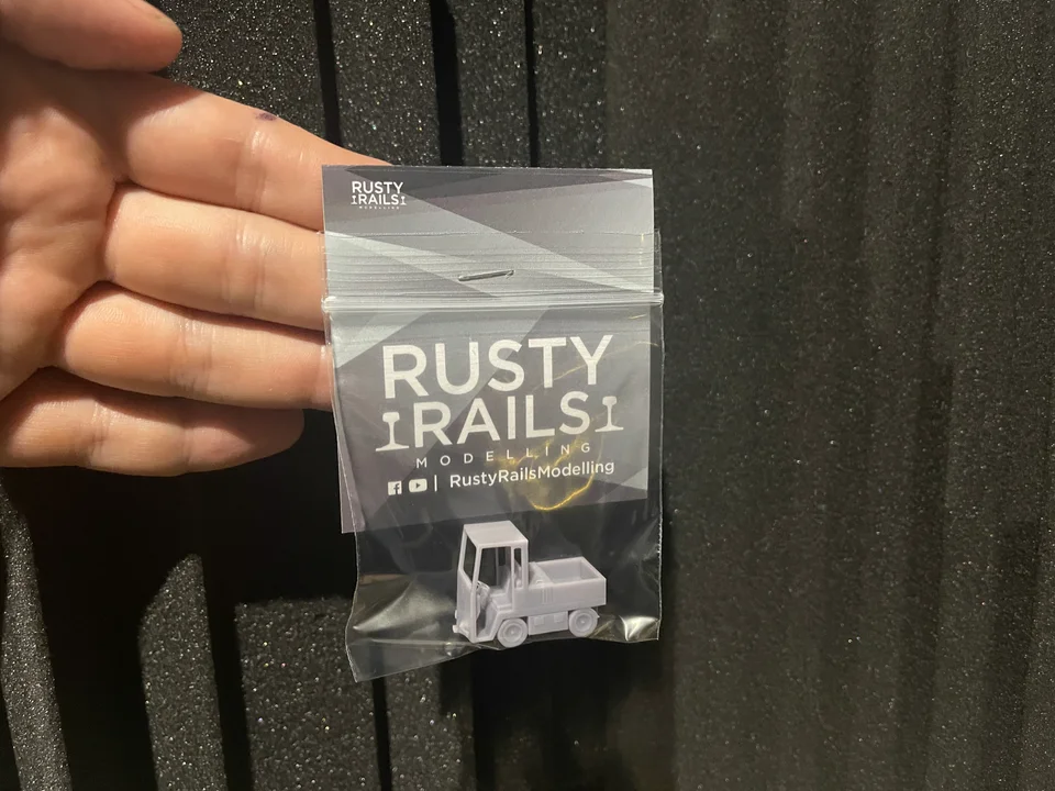 RRM011 OO Gauge Utility Tug (Single Pack) - Unpainted - Image 3