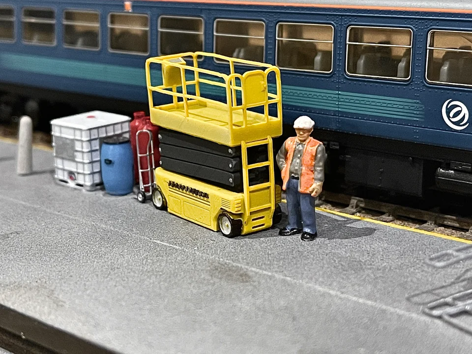 RRM029 OO Gauge Scissor Lift (Single Pack) - Unpainted - Image 2