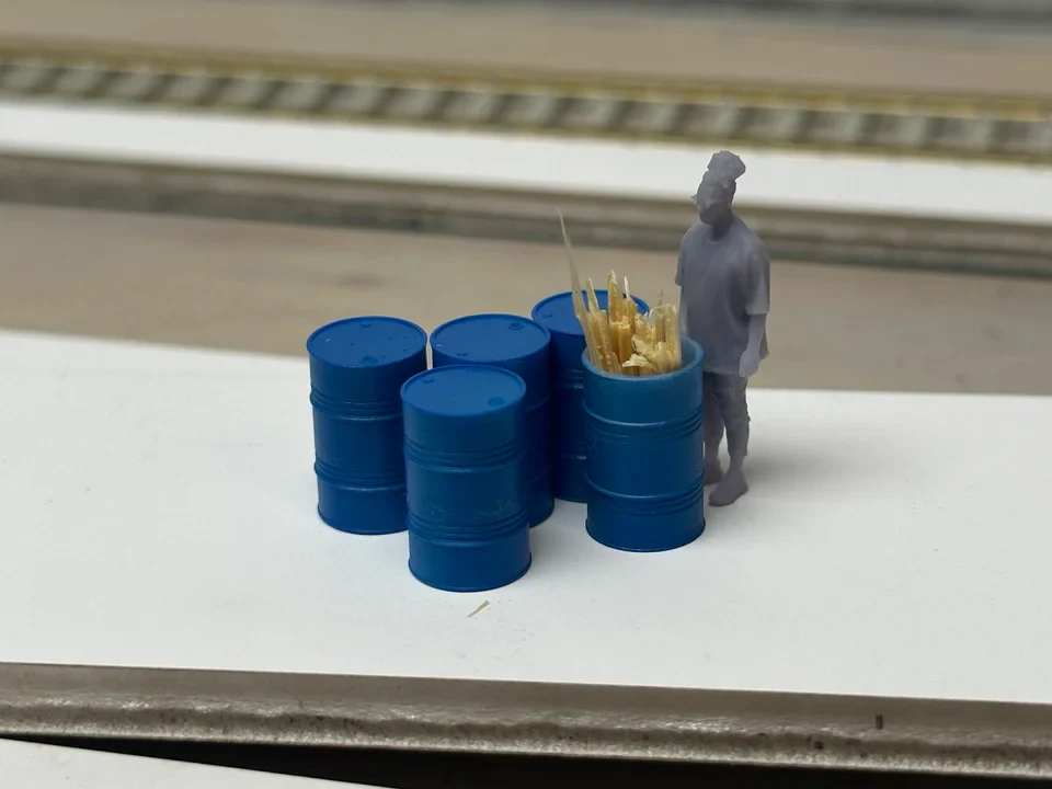 RRM047 OO Gauge Oil Drums (Pack of 15) - Unpainted - Image 2