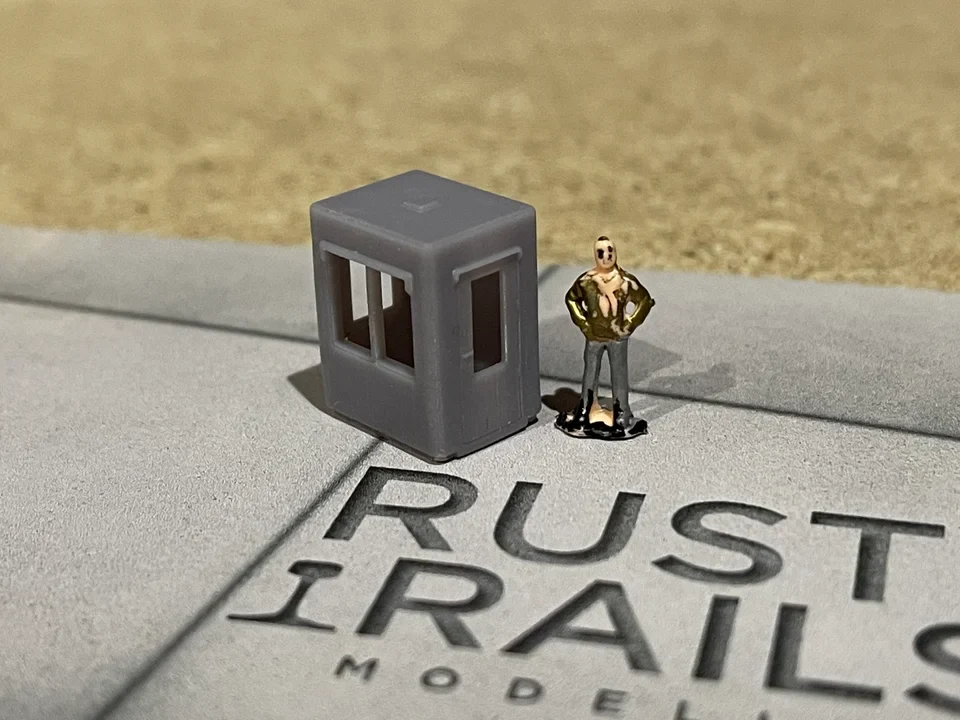 RRM068 N Gauge Kiosk (Pack of 2) - Unpainted Model Kit - Image 2
