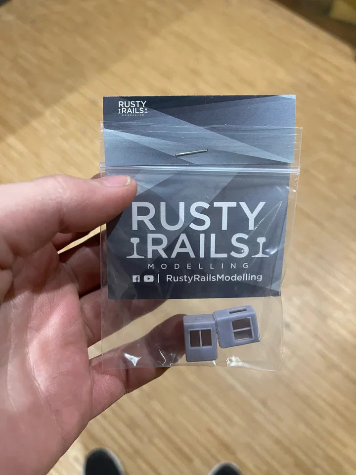 RRM068 N Gauge Kiosk (Pack of 2) - Unpainted Model Kit - Image 3