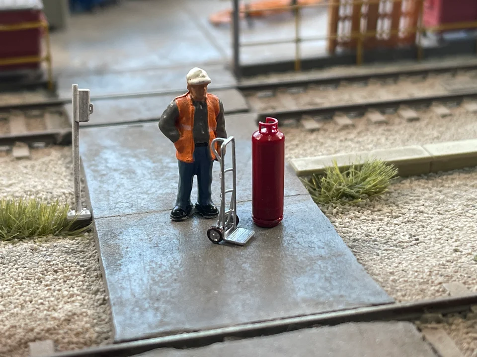 RRM073 OO Gauge Hand/Sack Trucks (Pack of 6) - Unpainted - Image 3
