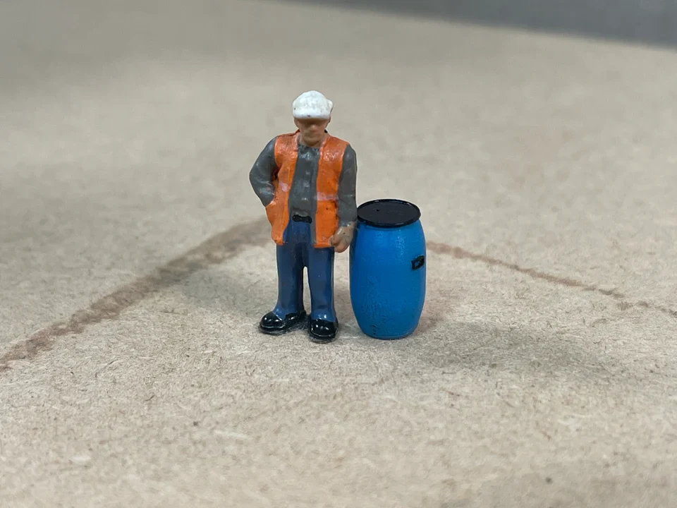 RRM107 OO Gauge Chemical Drums (Pack of 10) - Unpainted Model Kit - Image 2