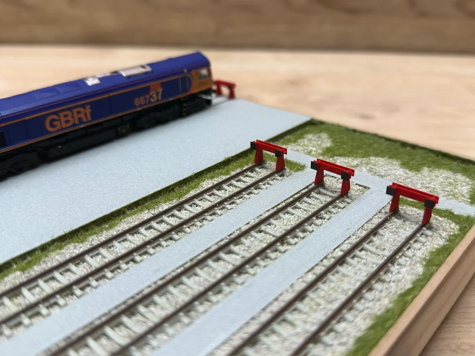 RRM112 N Gauge Rawie Buffer Stop (Pack of 6) - Unpainted Model Kit - Image 2