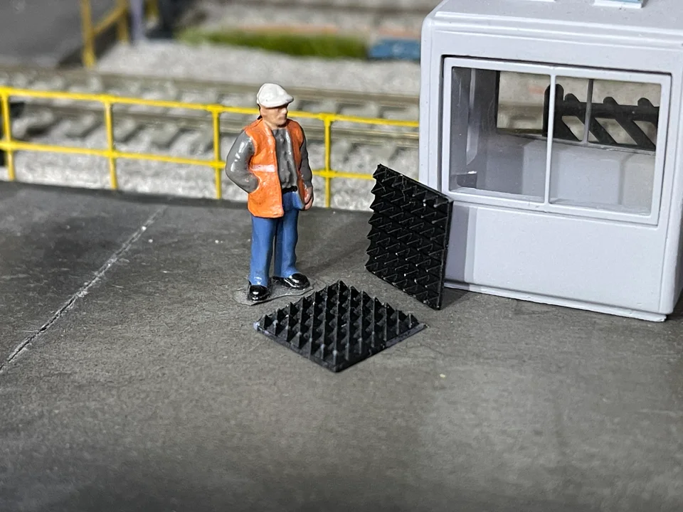 RRM119 OO Gauge Anti-Trespassing Grid (Pack of 10) - Unpainted Model Kit - Image 2