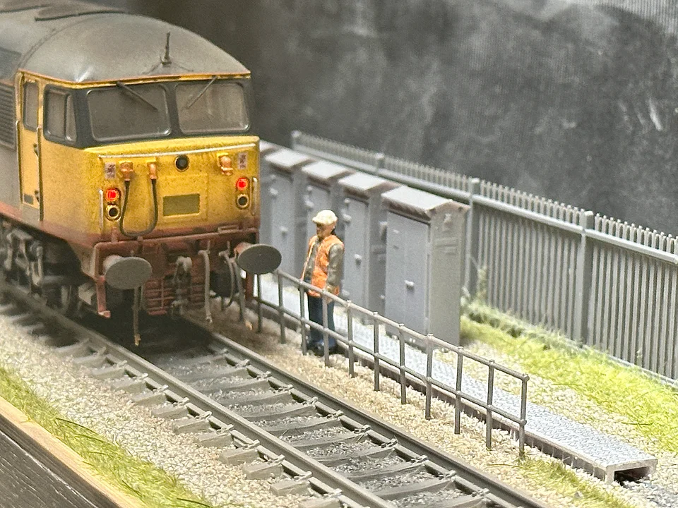 RRM129 OO Gauge Safety Fencing (Pack of 12) - Unpainted Model Kit - Image 2