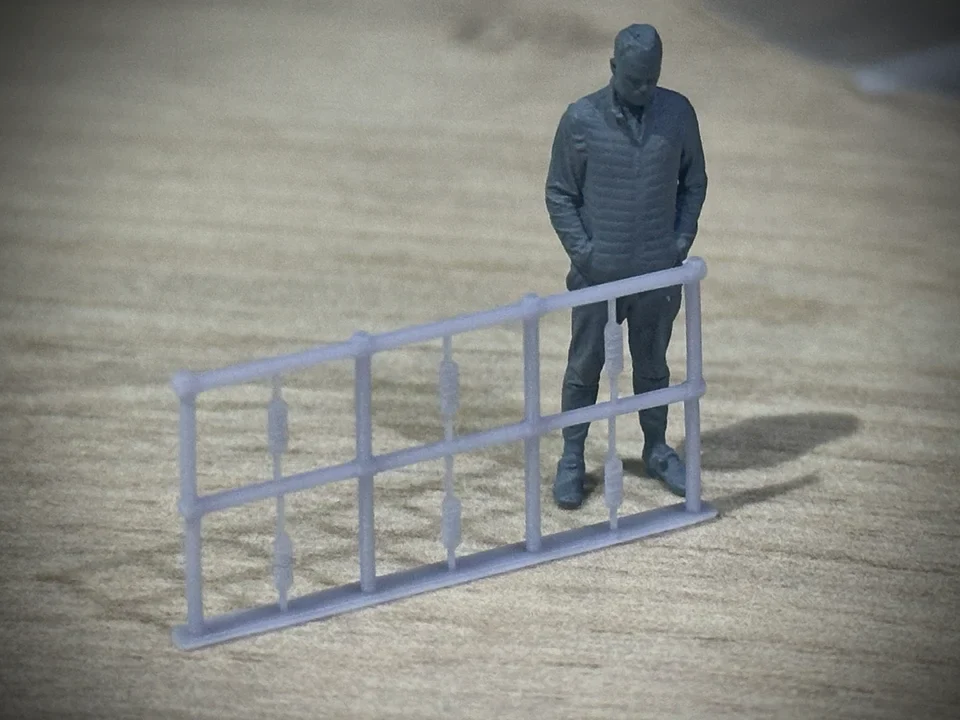 RRM129 OO Gauge Safety Fencing (Pack of 12) - Unpainted Model Kit - Image 3