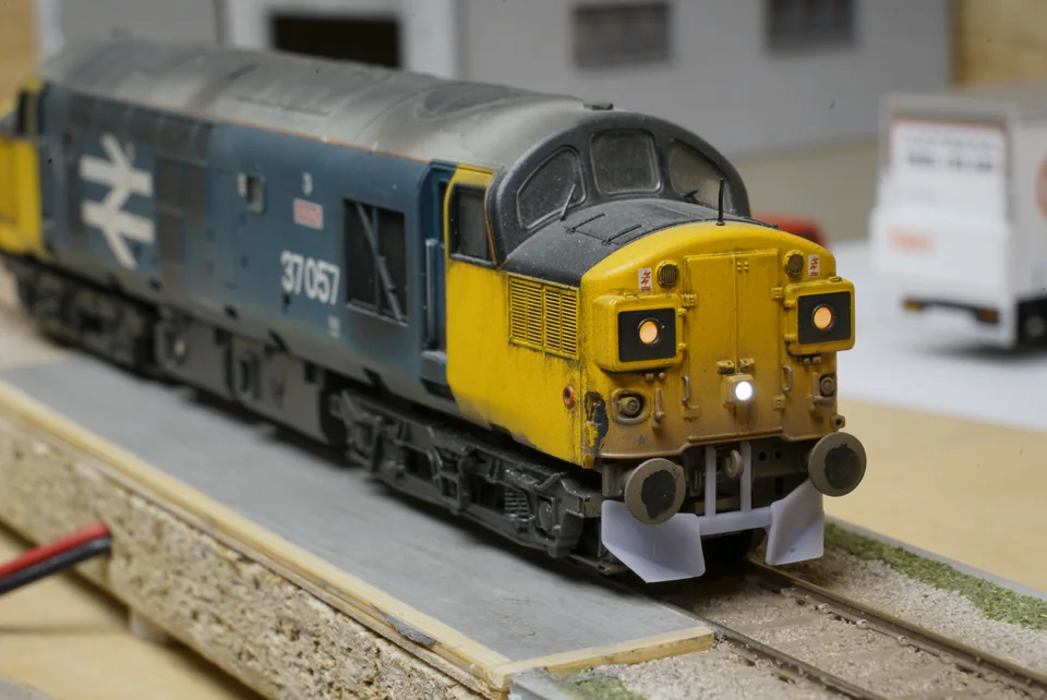 RRM133 OO Gauge Class 37 Ploughs V2 (Pack of 2) - Unpainted Model Kit - Image 2