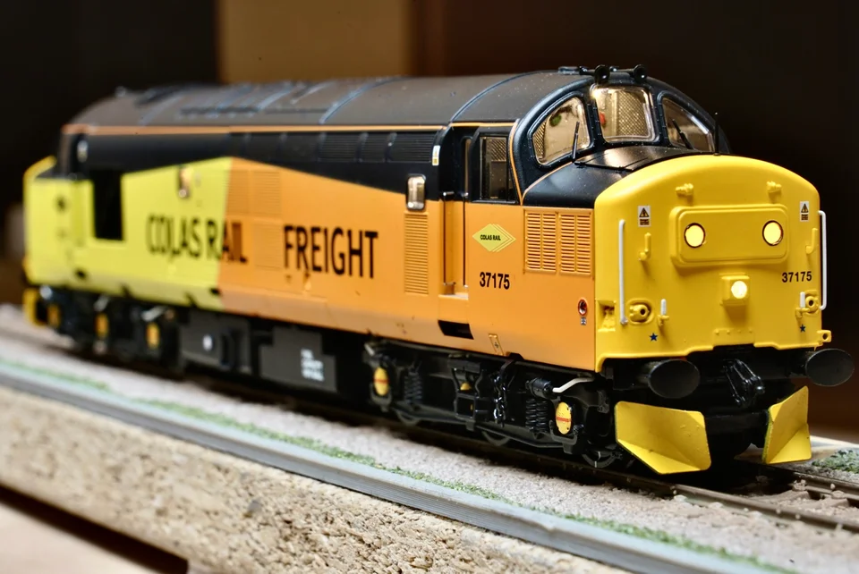 RRM133 OO Gauge Class 37 Ploughs V2 (Pack of 2) - Unpainted Model Kit - Image 3