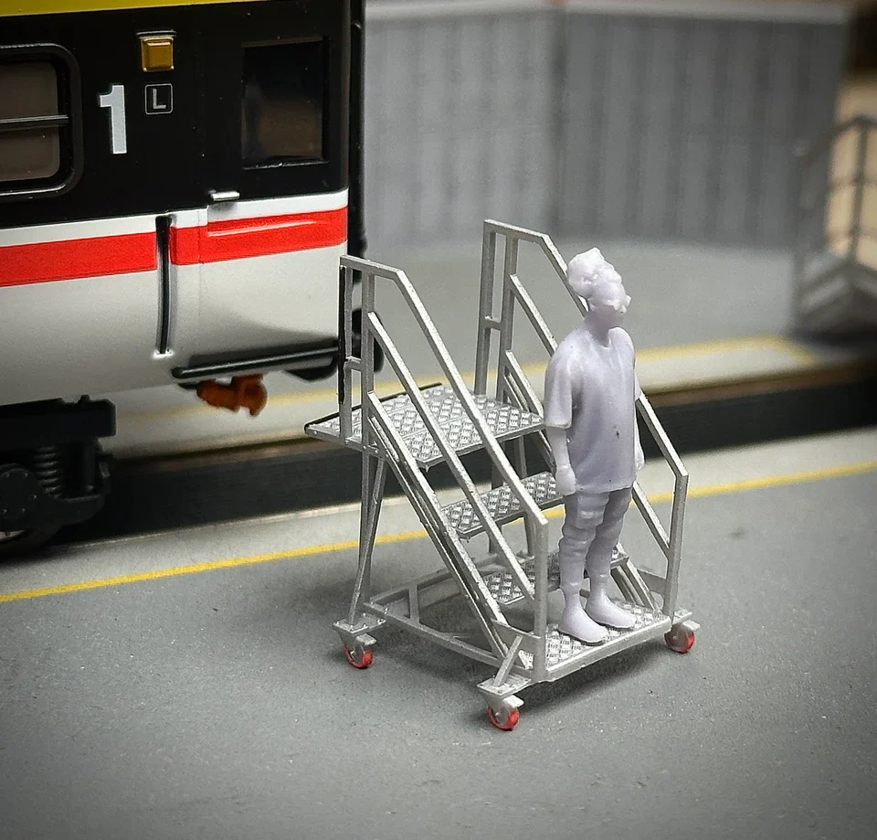 RRM164 OO Gauge Portable Steps (Pack of 2) - Unpainted Model Kit - Image 2