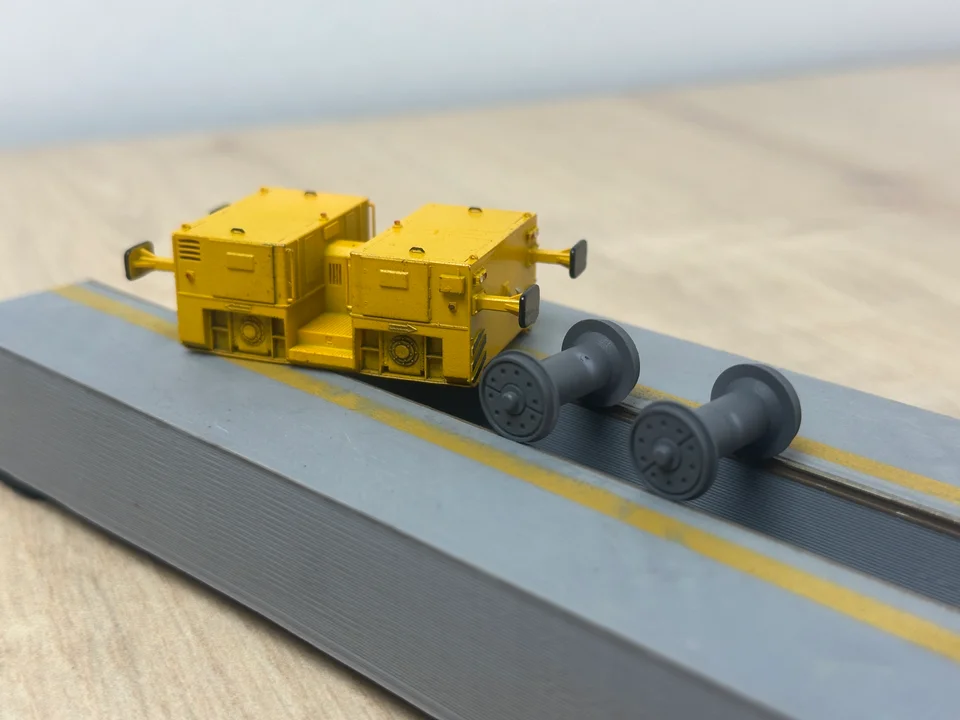 RRM165 OO Gauge Battery Shunter/Tug (Single Pack) - Unpainted Model Kit - Image 3