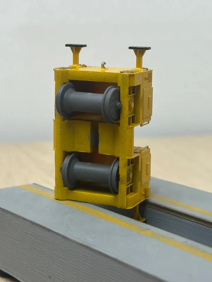 RRM165 OO Gauge Battery Shunter/Tug (Single Pack) - Unpainted Model Kit - Image 5