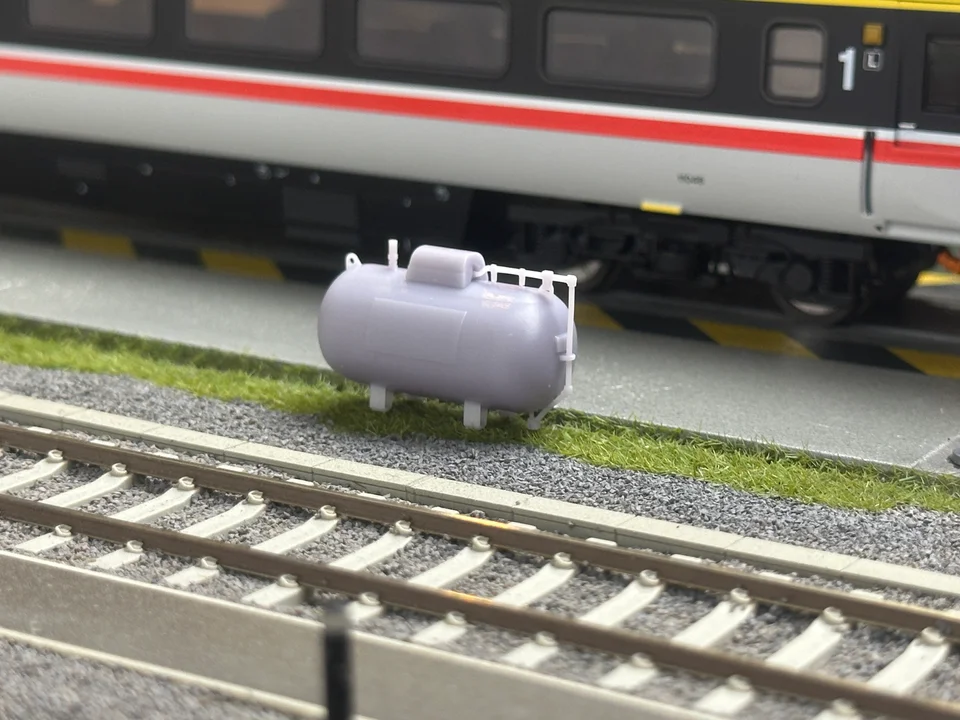 RRM166 OO Gauge LPG Tanks (Pack of 3) - Unpainted Model Kit - Image 3