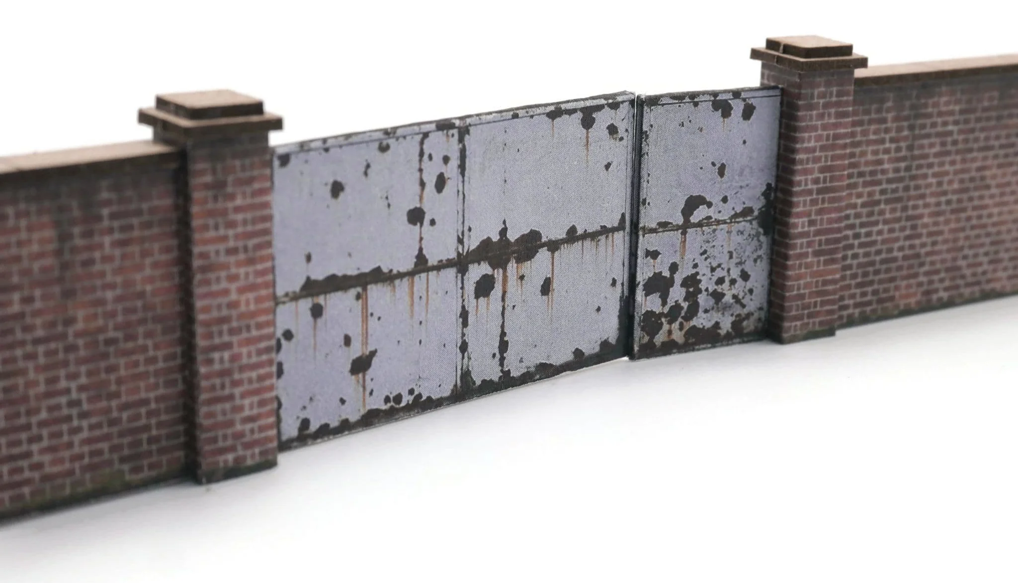 KX002 OO 6ft Industrial Brick Wall And Gates Model Kit
