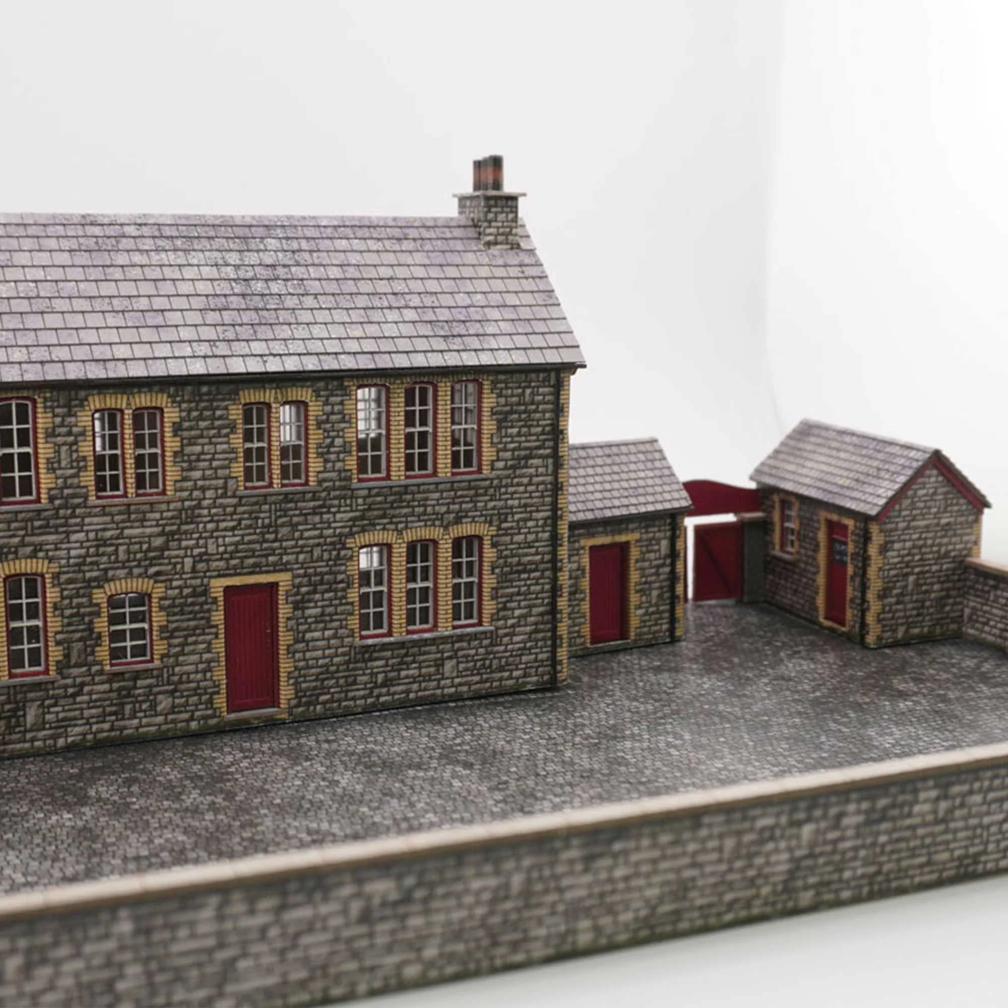KX120 OO/HO Victorian Ale House/Country Pub Model Kit - Image 4