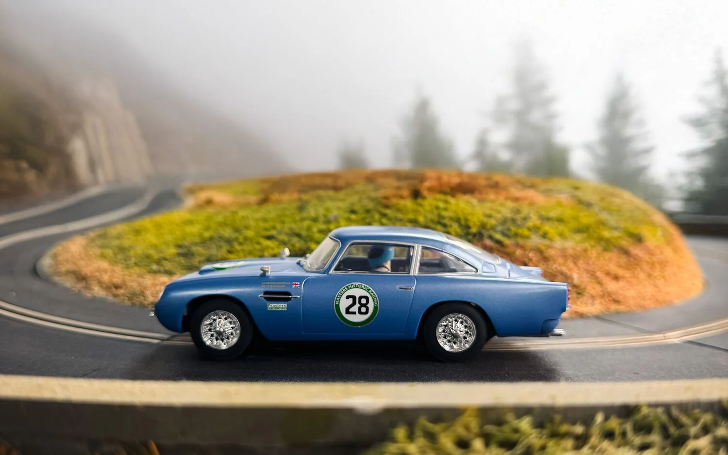 C4599 Aston Martin DB5 - Blue / Yellow - Historic GT Racing - Image 8
