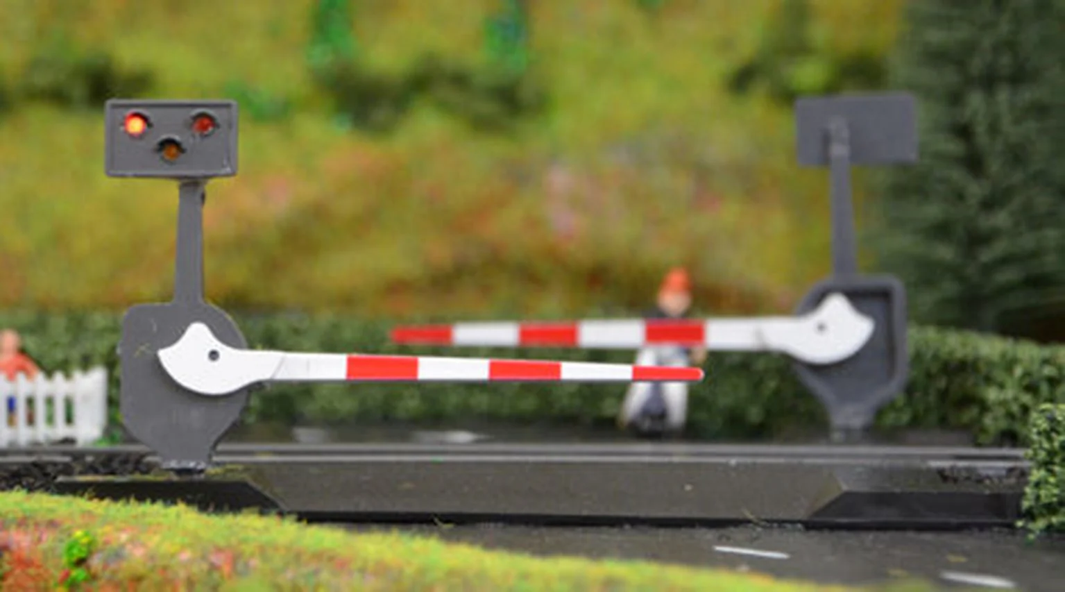 TTLC10P Level Crossing Barrier Set with Light & Sound (OO) Pair
