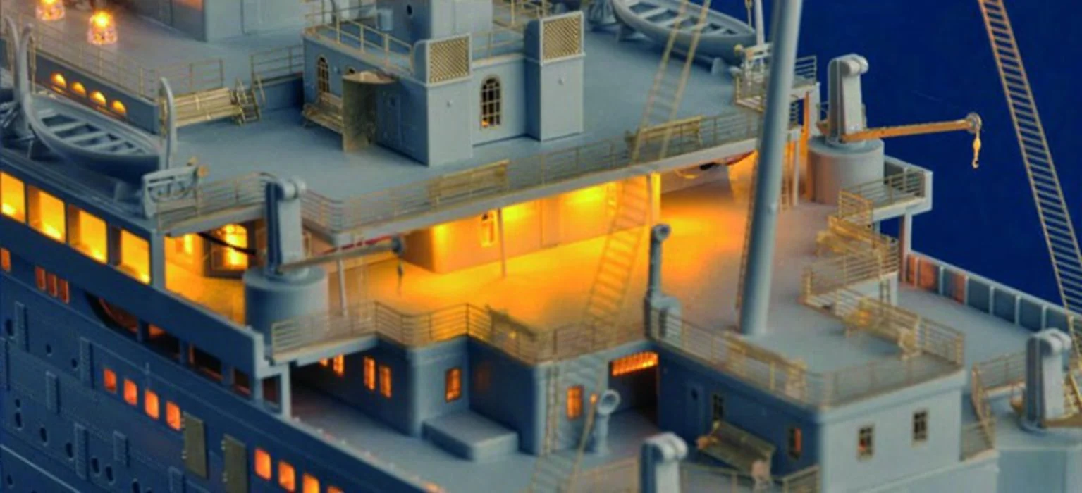 PKTM03719 Titanic Model Kit with LED Light Set - Image 3